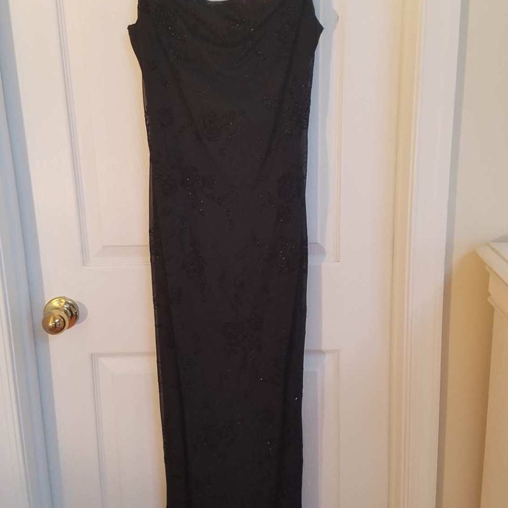 Dresses - Picture 2 of 3